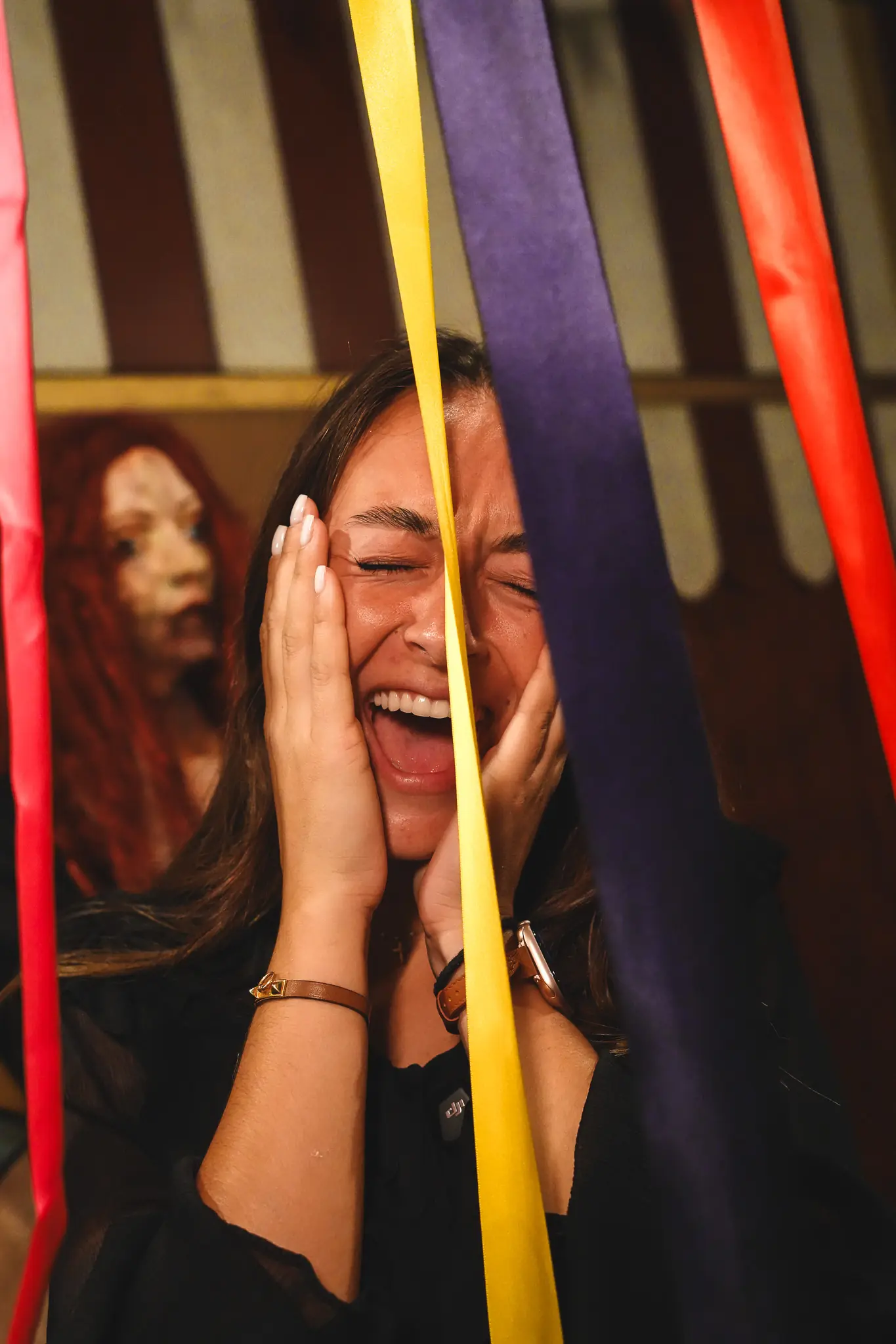 Joueuse qui éclate de rire au milieu de rubans colorés