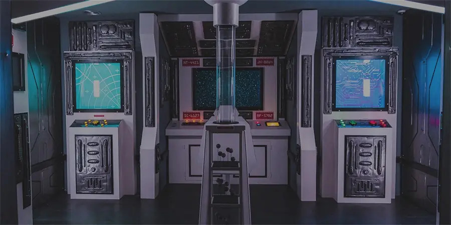 Salle Mission Mars : poste de pilotage de vaisseau spatial aux écrans lumineux